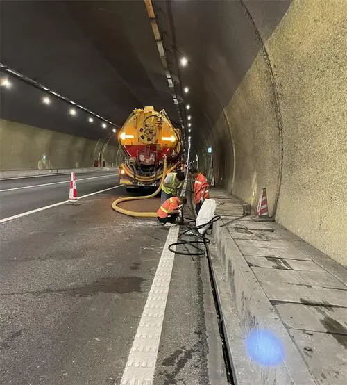 格尔木隧道排水渠清淤